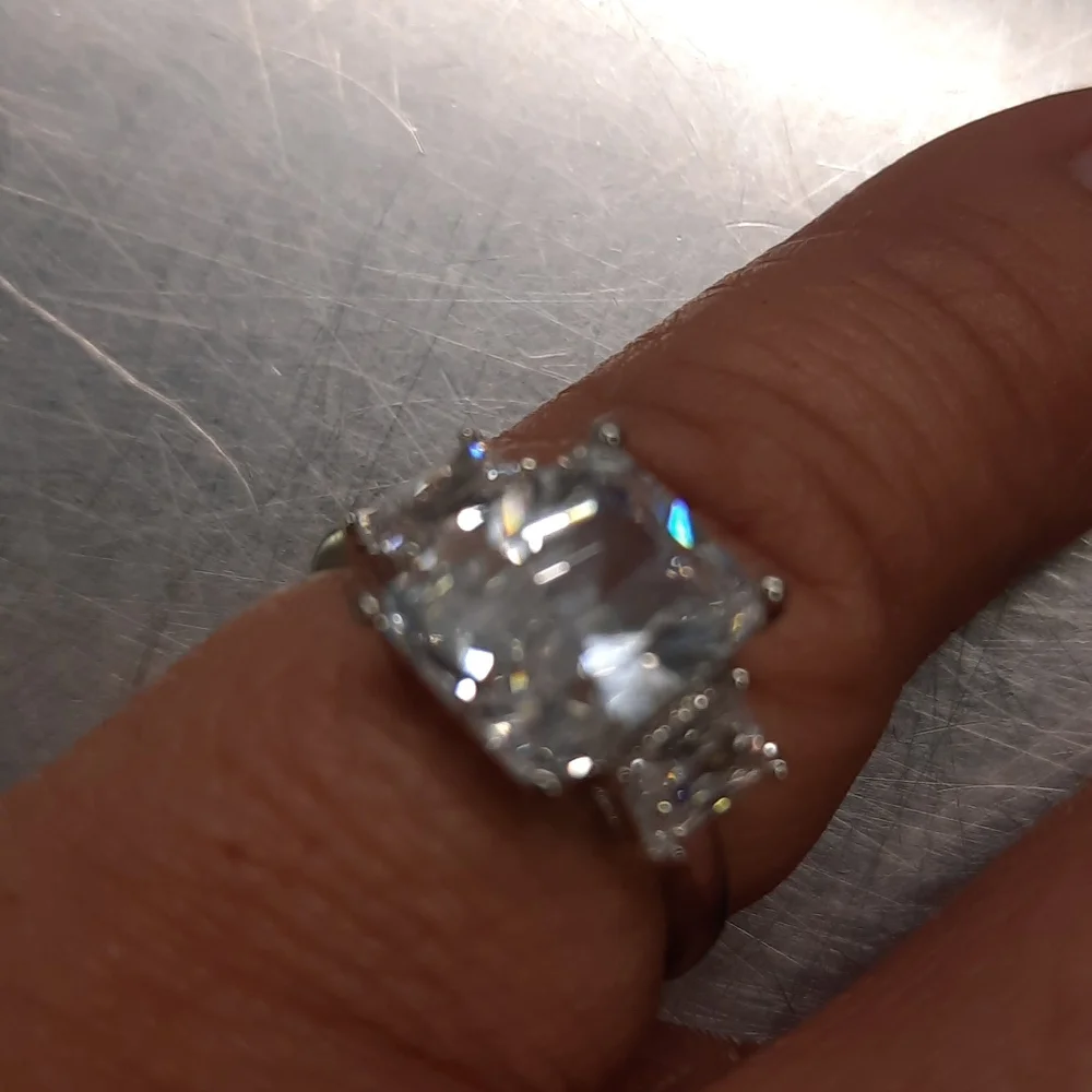 Glitz and Glamour Crystal faceted Ring - Picture 4 of 4